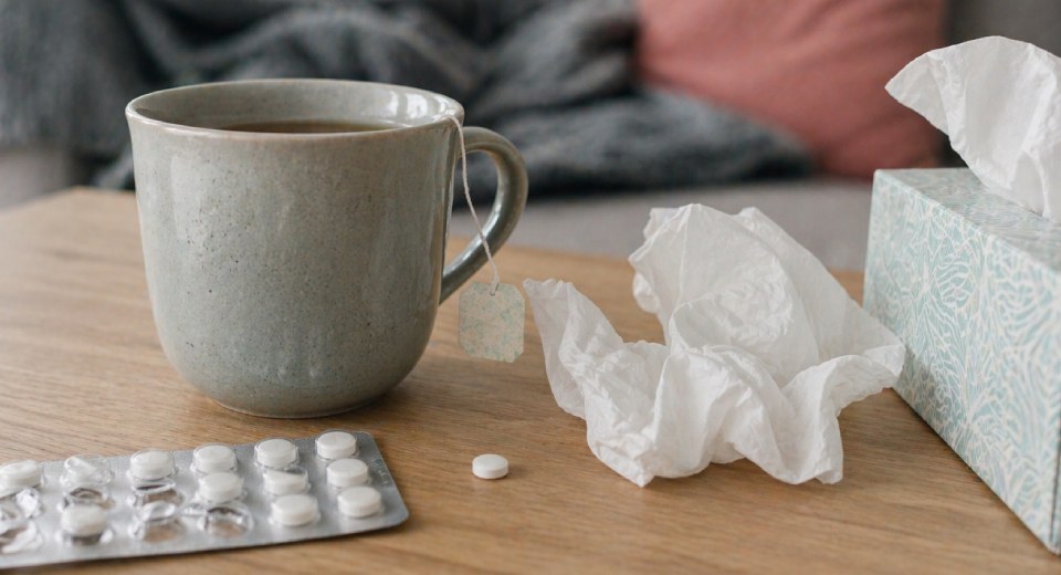 Erkältungsmittel auf dem Wohnzimmertisch.